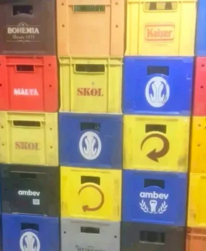 VENDE-SE 17 ENGRADADOS ( VAZIOS ) PARA GARRAFAS DE CERVEJA 600ML