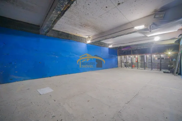 Galpão Comercial de 452,70m² à Venda em Osasco-SP, no Bairro Km 18 - Oportunidade Única!