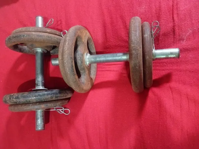 (1) Um par de halteres com 32kg(trinta e dois kg.