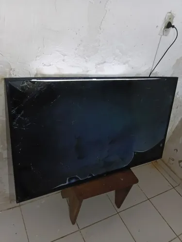 TV TCL 50" 4K com tela quebrada - para conserto ou peças