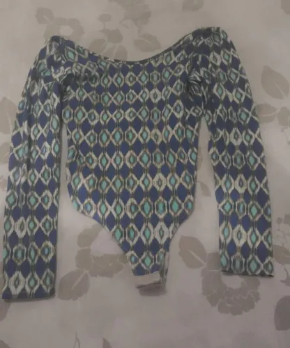 Body com detalhes azul 