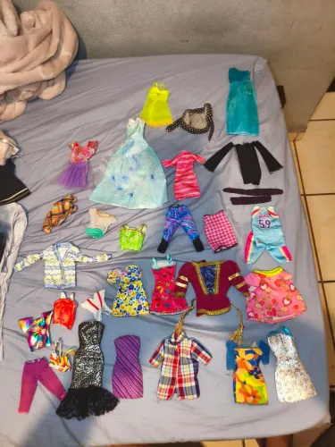 Lote de roupa Barbie