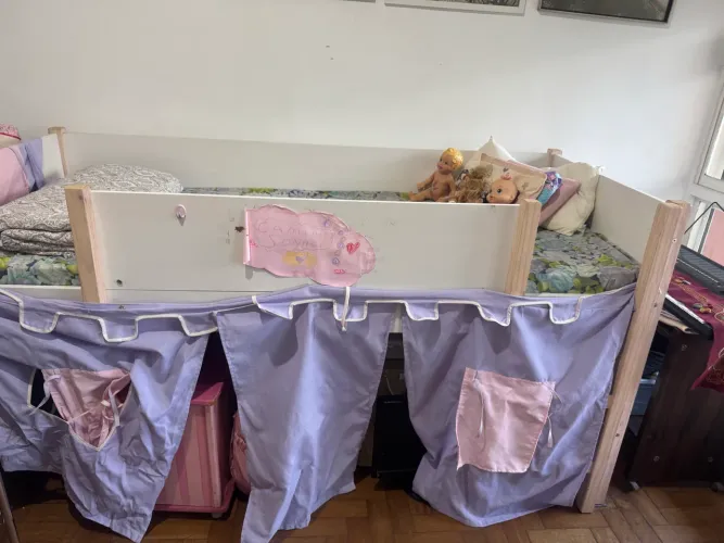 Cama casinha semi nova Tok Stok