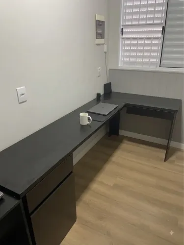 Mesa de escritório + Armário de escritório