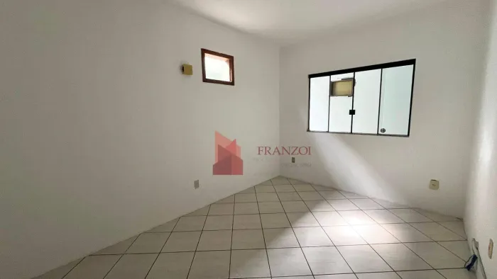 LOCAÇÃO- SALA COMERCIAL de 68m2 no bairro Cordeiros em Itajaí, SC.