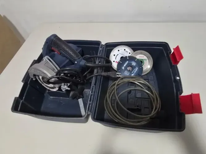 Serra Mármore Bosch GDC 151 Titan 1500W 220V + Maleta, 3 Discos e Kit Refrig