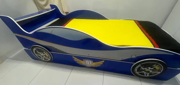 Cama infantil com cama auxiliar, com formato de carro 