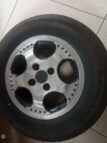 Pra vender logo!!!Pneu semi-novo completo aro 175/75/13