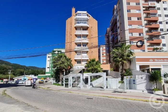 Apartamento de três dormitórios com garagem dupla no Córrego Grande