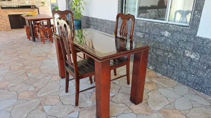 Vendo mesa com 3 cadeiras de madeira 