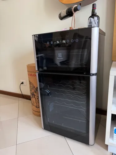 Adega Vinho Climatizada Electrolux 29 Garrafas 2 Portas Dual Zone e Acabamento Inox
