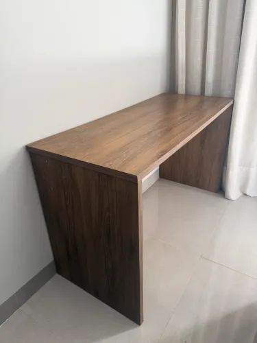 Mesa de estudos e trabalho aparador