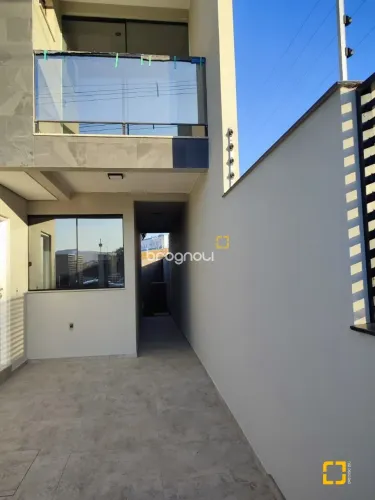 Casa geminada com 03 quartos em Forquilha São José.