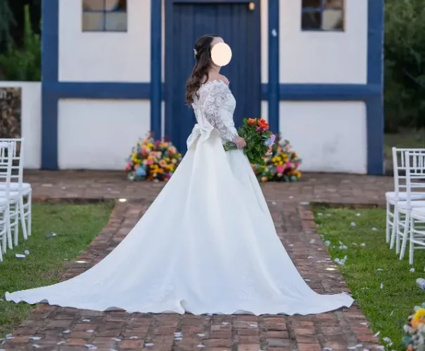 Vestido de Noiva Sob Medida - Ombro a Ombro em Renda, Saia em Bucol e Cauda Removível