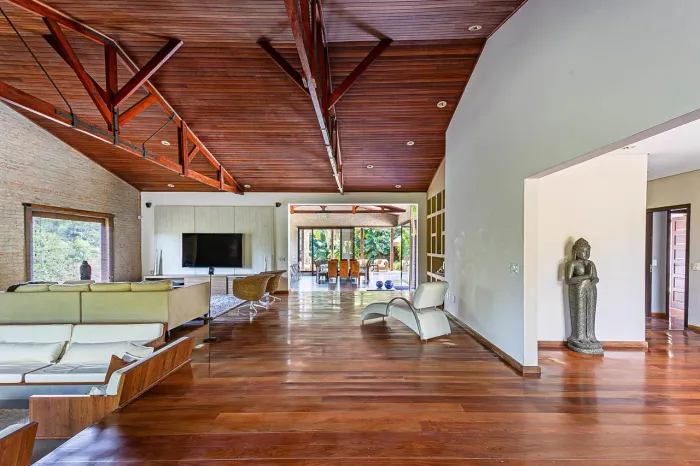 Casa térrea à venda- 719M² - Granja Vianna- 3 suítes, piscina e muito mais!