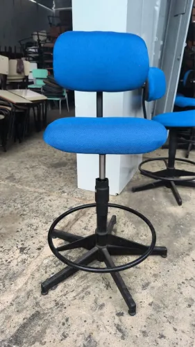 Cadeira giratória azul