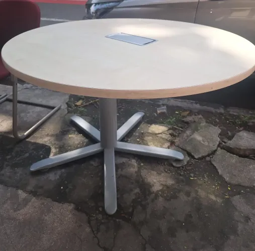 Mesa Redonda em ótimo estado. Pé de ferro. <br>Medida: 1,00 × 1,00.