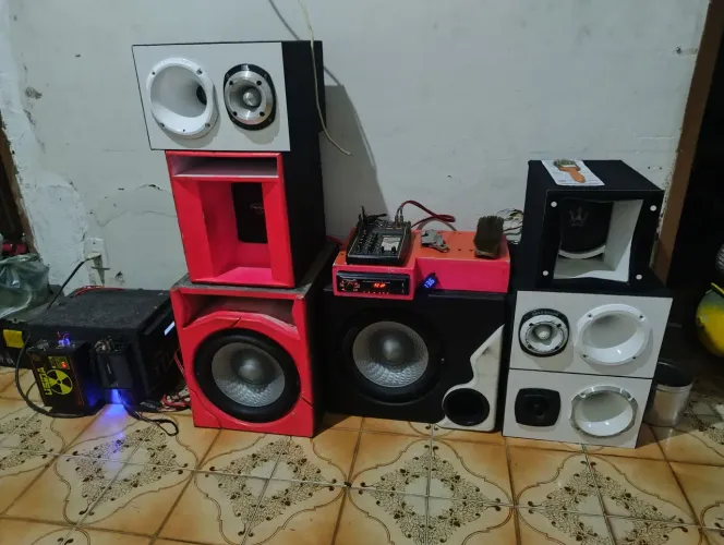 Vendo som automotivo.