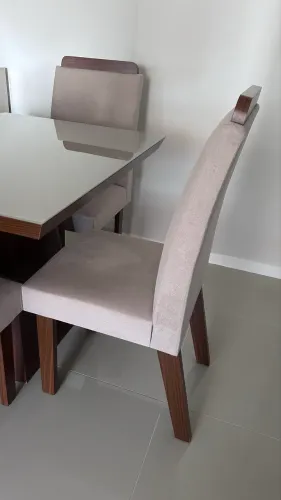 Conjunto de mesa com 4 cadeiras e tampo de vidro