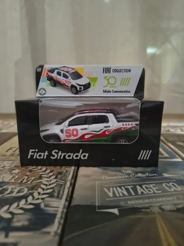 Miniatura Fiat Strada - Coleção Fiat 50 Anos - Escala 1:43