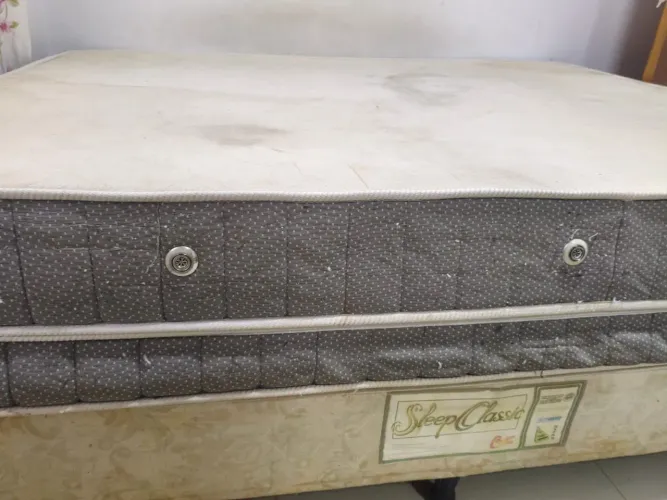 VENDE-SE COLCHÃO DE MOLAS KING CASTOR!! 1000$ ganha a cama box