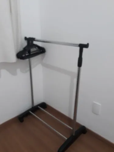 Cabideiro desmontável com 11 cabides