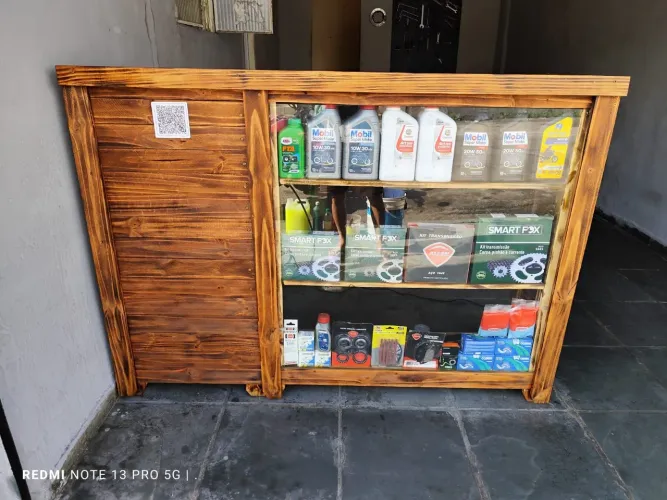 VENDO BALCÃO VITRINE, APENAS 1 MÊS DE USO, AMADEIRADO.