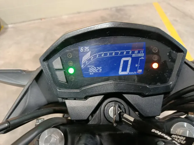 Vendo CB Twister sou o único dono tenho nota fiscal manual e chave reserva, dois pneus zer