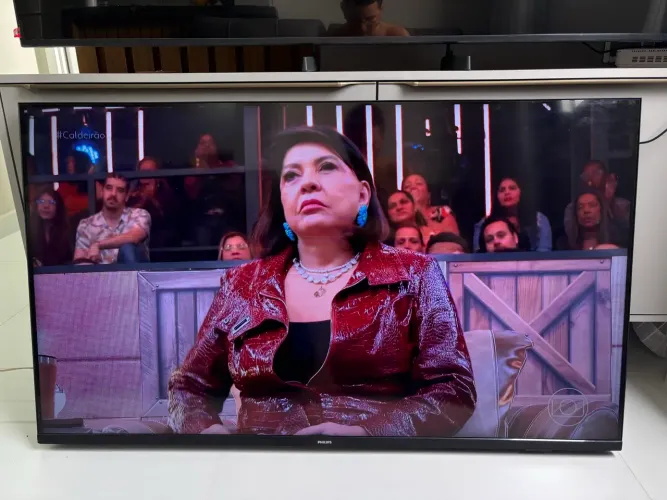 Tv Philips 50 polegadas com listras na tela 