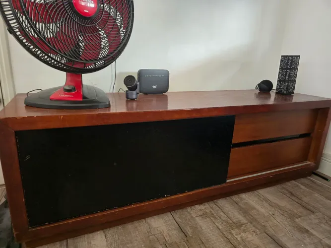 Rack com painel em Madeira