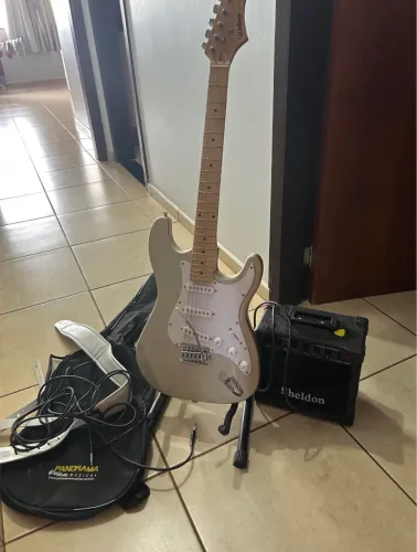 VENDO GUITARRA STRATOCASTER + ACESSORIOS