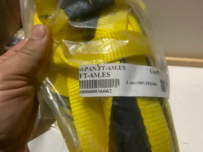 cinta de amarração de carga amarela com catraca