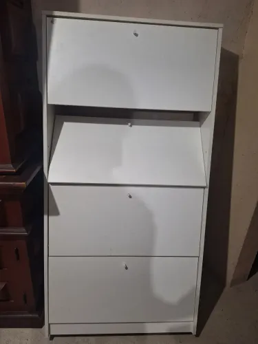Sapateira de mdf em bom estado.