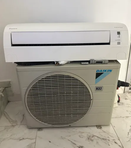 ar-condicionado Daikin Split 12.000 BTUs, modelo FTHP12Q5VL, 220V, quente e frio.