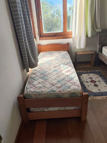 Cama solteiro em peroba rosa com auxiliar 