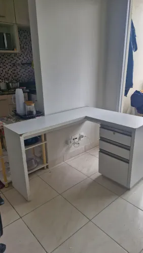 Mesa de madeira branca em L com com gavetas