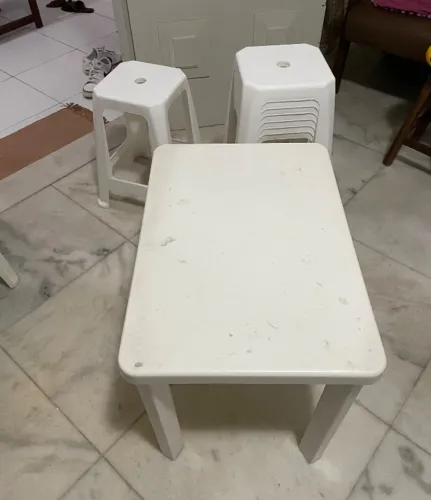 BANCOS, CADEIRA E MESINHA PLÁSTICAS 