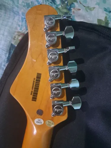 Guitarra tagima 530 so pegar e tocar serve pra todos os gêneros musicais 