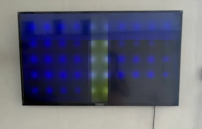 TV Philips 43 com defeito