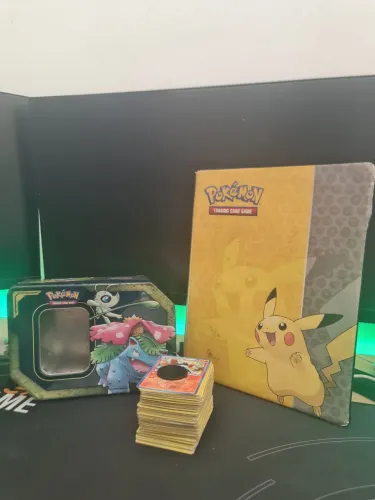 Lote Pokémon: +130 Cartas, Álbum e Lata Oficial