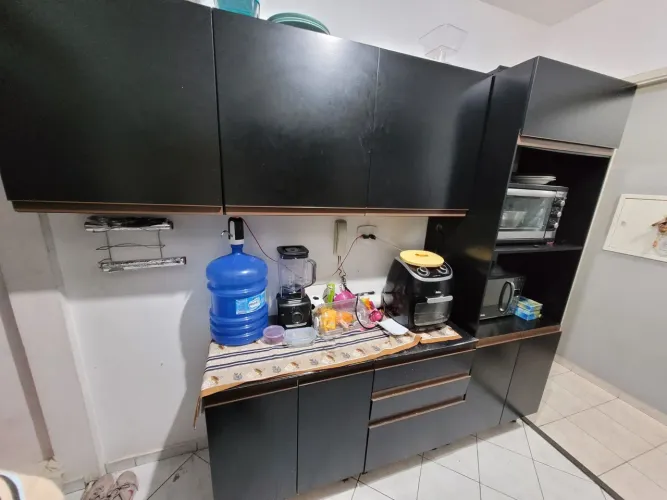 Armário cozinha preto com gabinete torre microondas