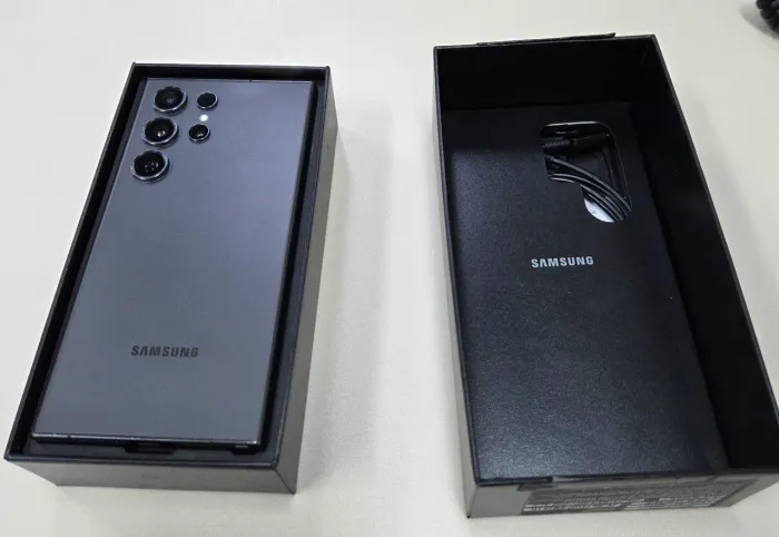 Samsung Galaxy S24 Ultra 512GB Titânio Preto + caixa e carregador