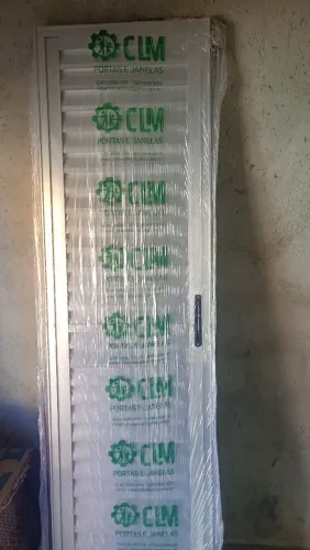 Vendo porta veneziana alumínio fosco 60×2,10 marca CLM nova na embalagem