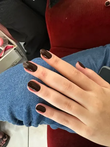 Estamos contratando manicure e pedicure com experiência.