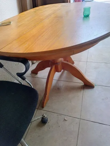 Mesa de Jantar Redonda Extensível de estilo provençal. base de madeira maciça .