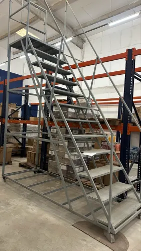 Escada para galpão 