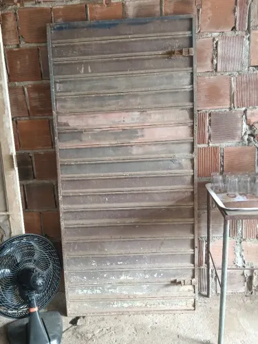 Porta de ferro muito resistente.