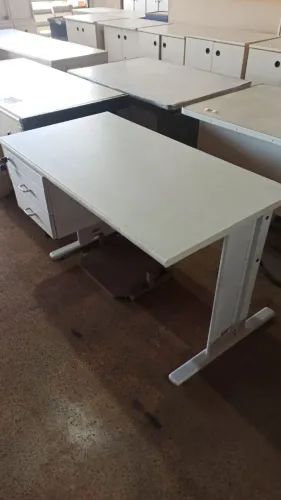 Mesa de Escritório Branca com Gaveteiro