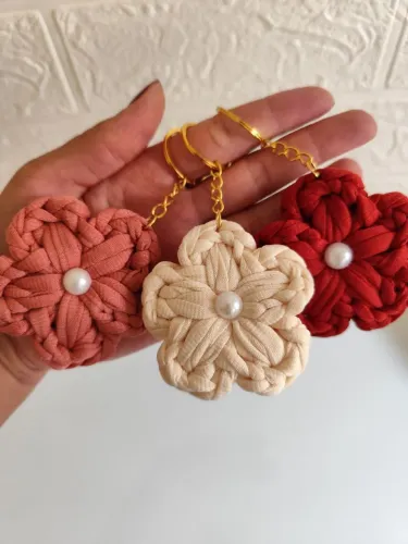 Chaveiro flor de crochê