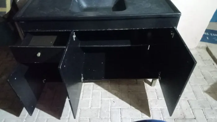 Pia com tampo preto